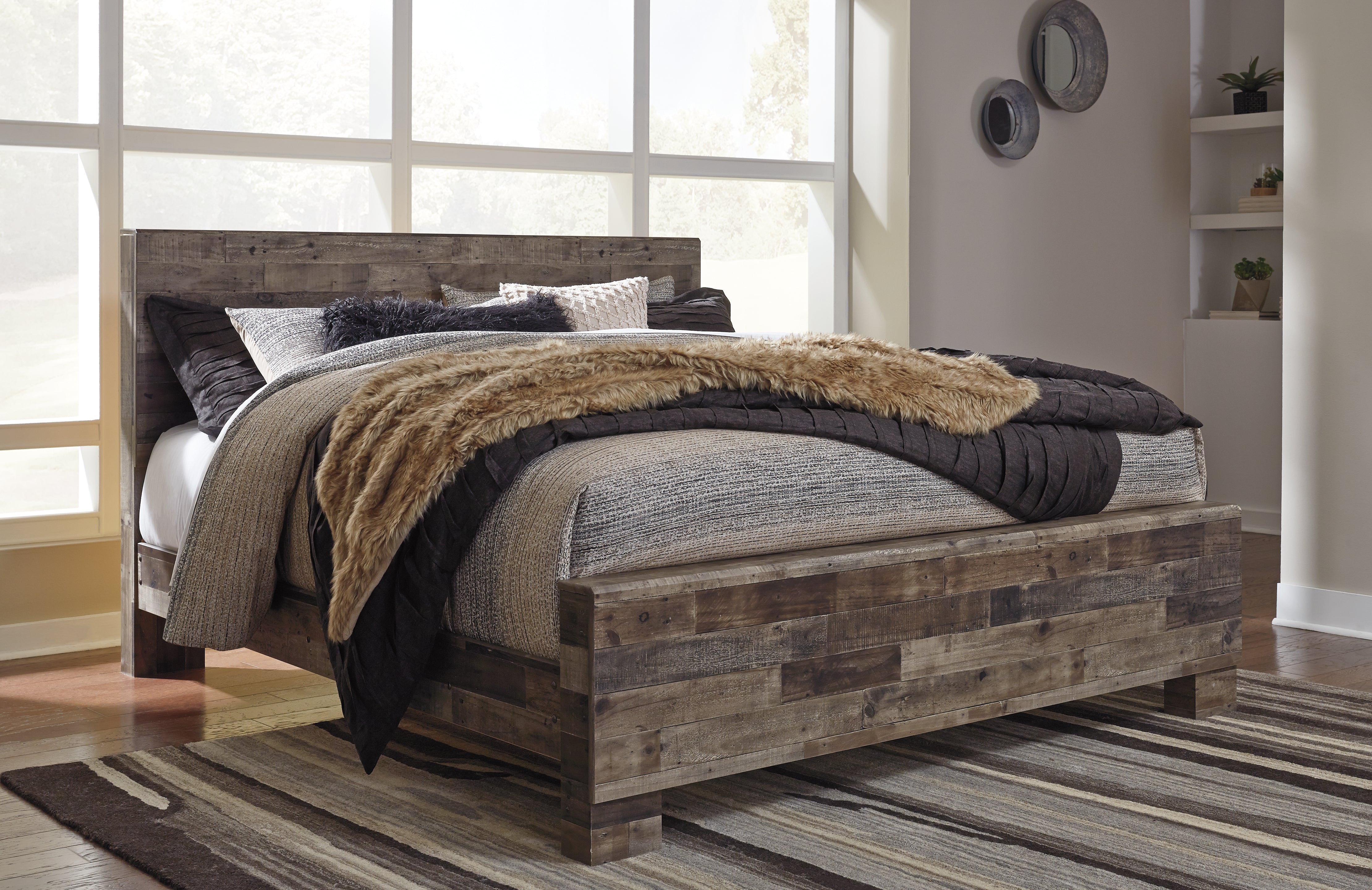 Derekson King Panel Bed and 2 Nightstands