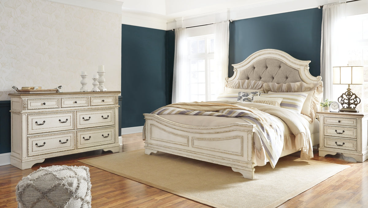 Realyn King Panel Bed, Dresser and 2 Nightstands