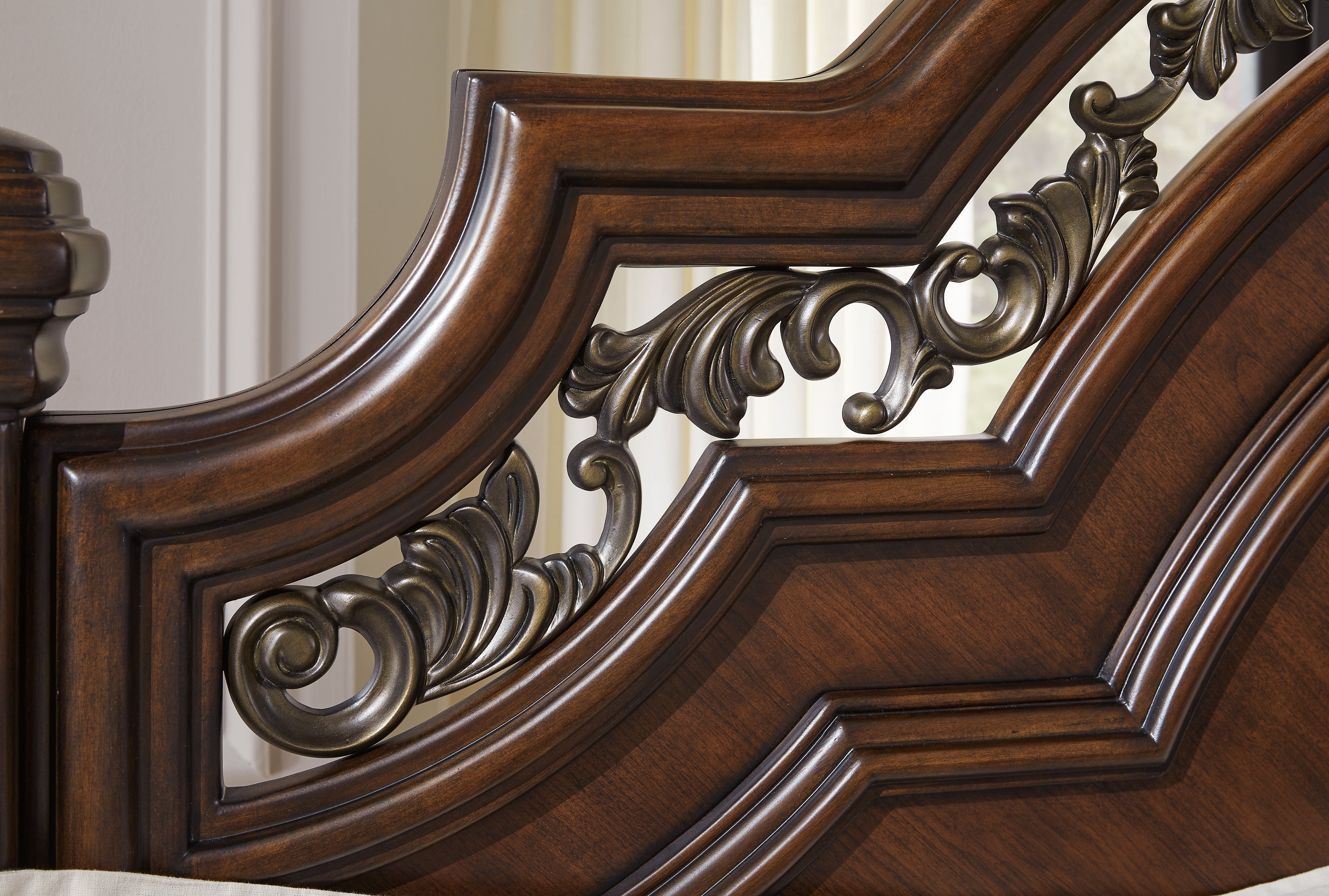 Lavinton Queen Poster Bed, Dresser, Mirror and Nightstand