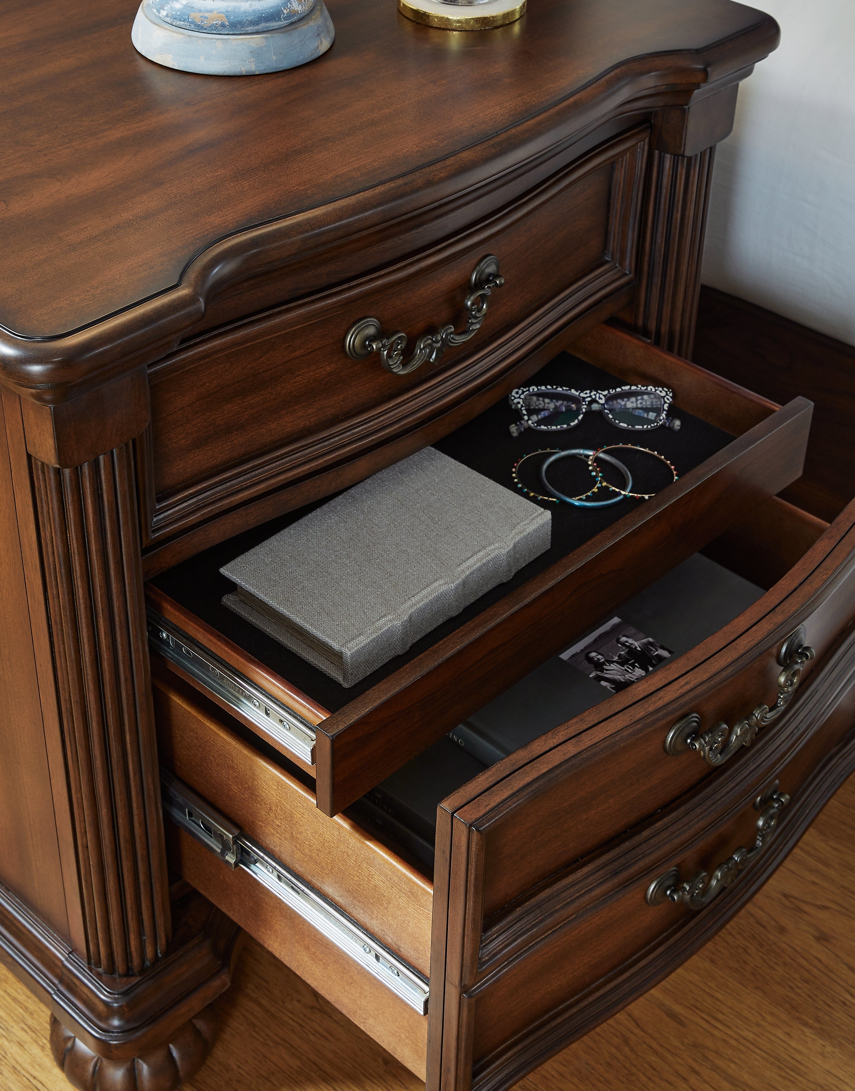 Lavinton King Poster Bed, Dresser, Mirror and 2 Nightstands