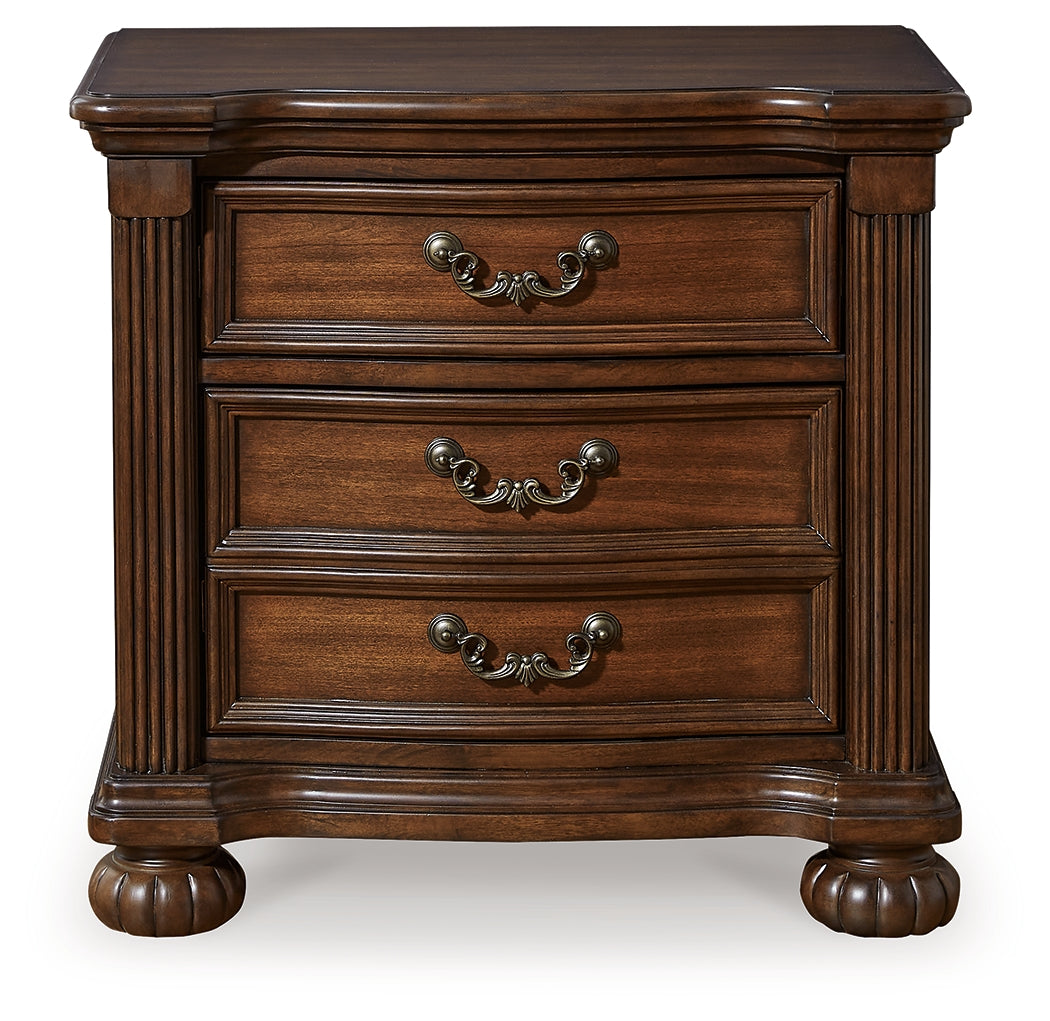Lavinton Queen Poster Bed, Chest and Nightstand
