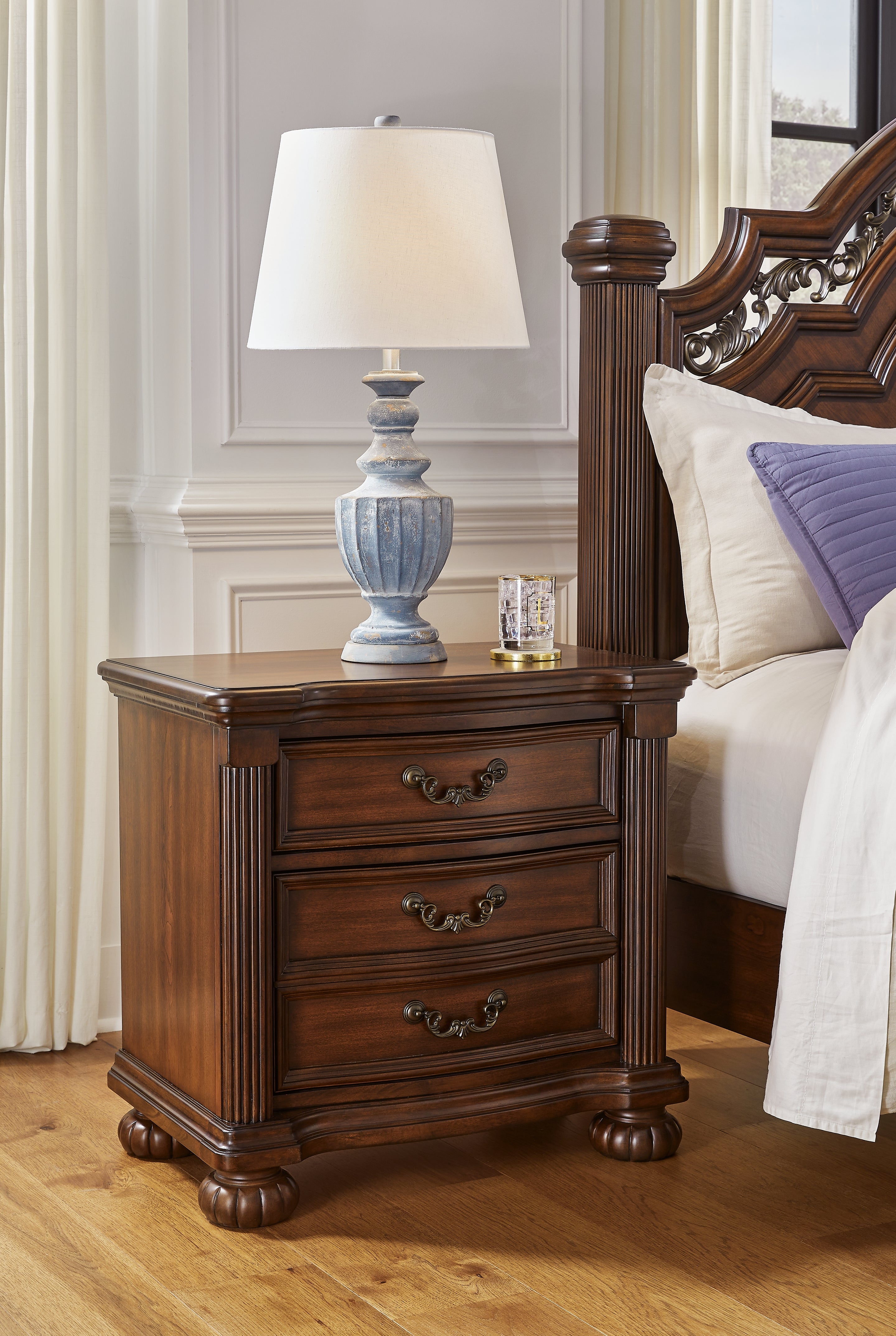 Lavinton Queen Poster Bed, Chest and Nightstand