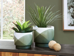 Ardenridge Planter (Set of 2) - MyWaynesHome #