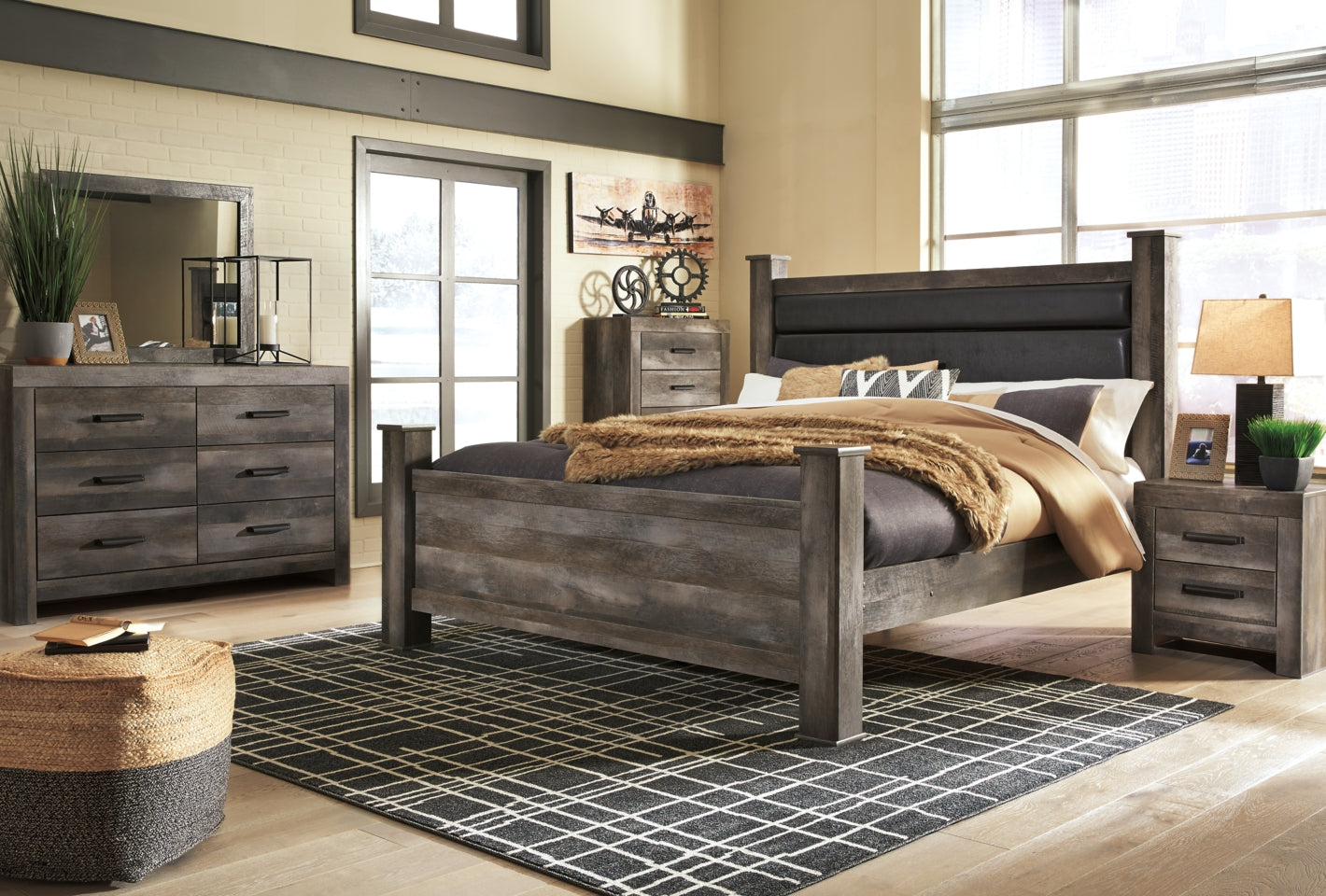 Wynnlow King Poster Bed with Mirrored Dresser and 2 Nightstands - MyWaynesHome #